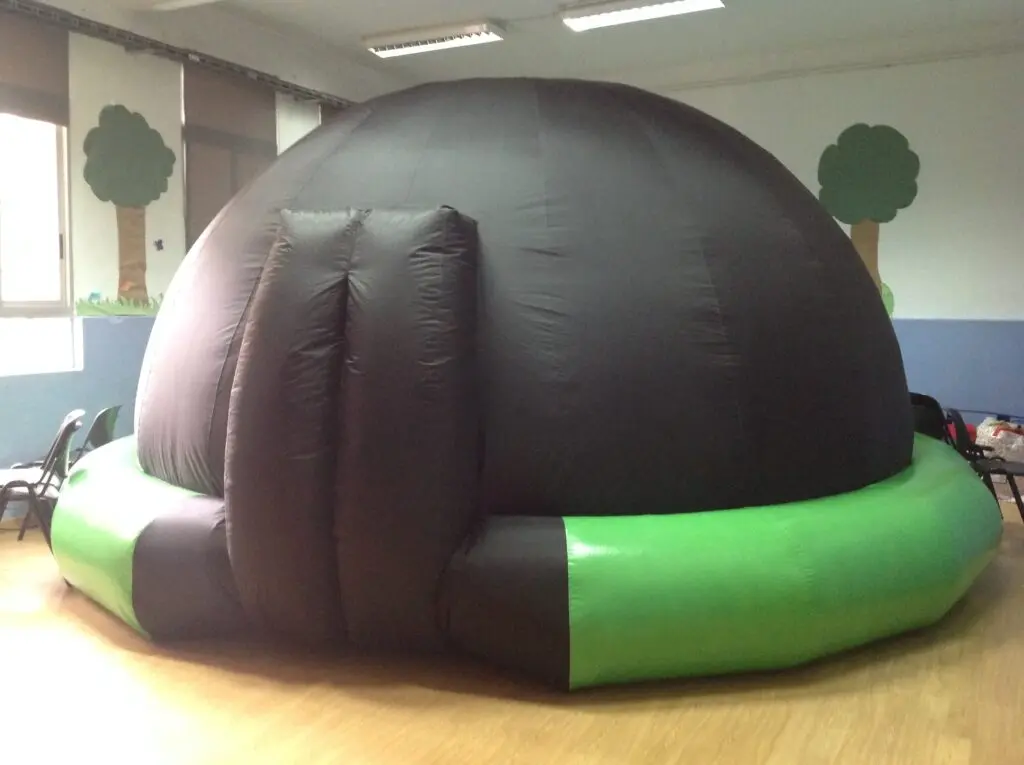 Explora el universo desde tu colegio con nuestros planetarios móviles 3D